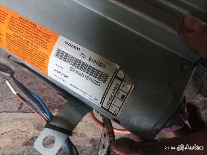 Подушка безопасности в торпедо Volvo S80 1