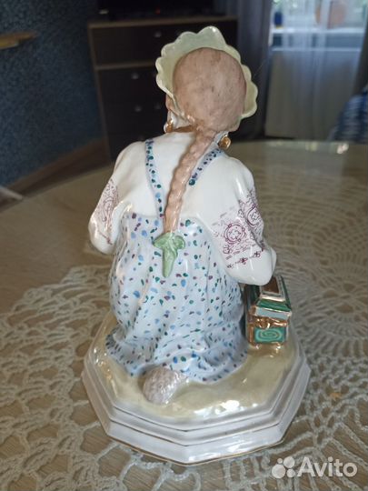 Фарфоровая статуэтка