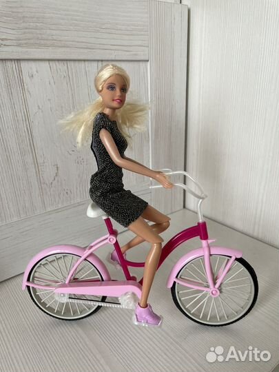 Барби на велосипеде