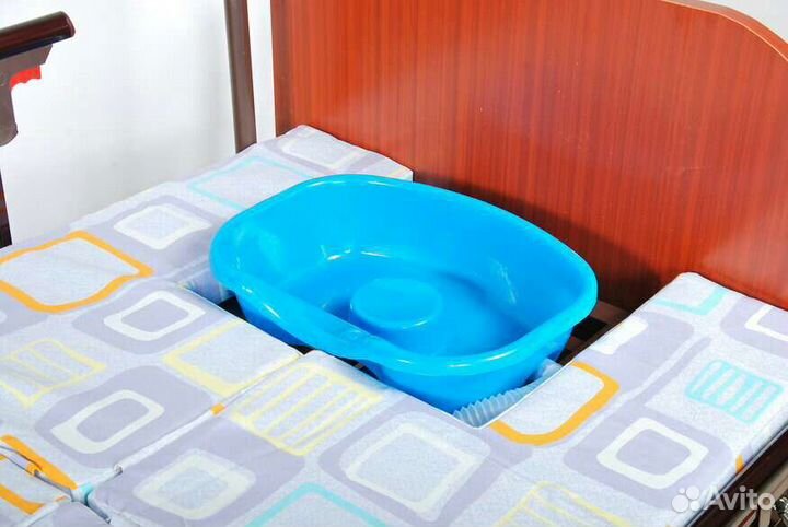 Медицинская кровать для лежачих больных с туалетoм