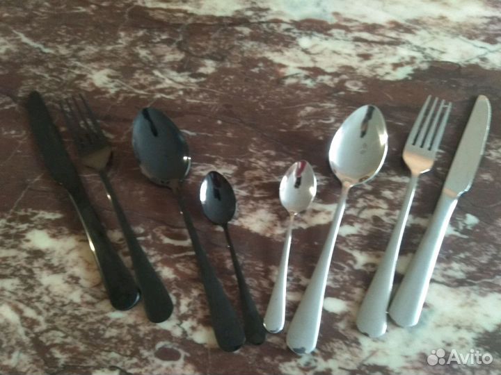Столовые приборы черного цвета