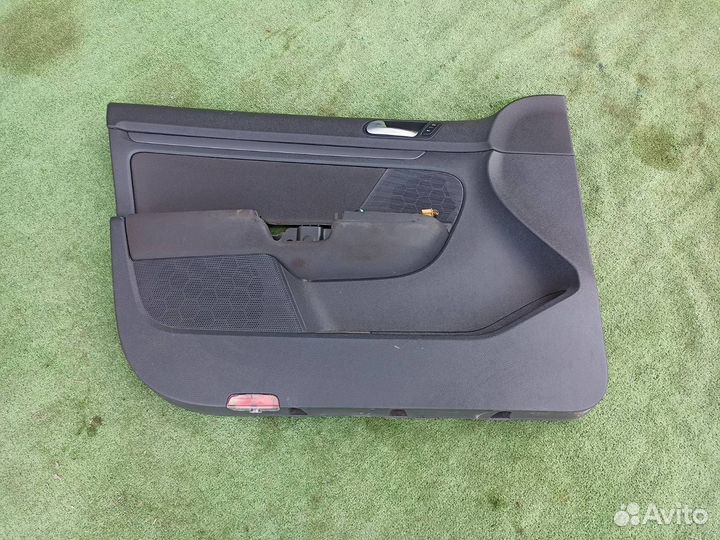 Обшивка двери передняя левая Volkswagen Jetta