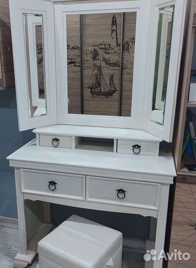 Туалетный столик с зеркалом и пуфом