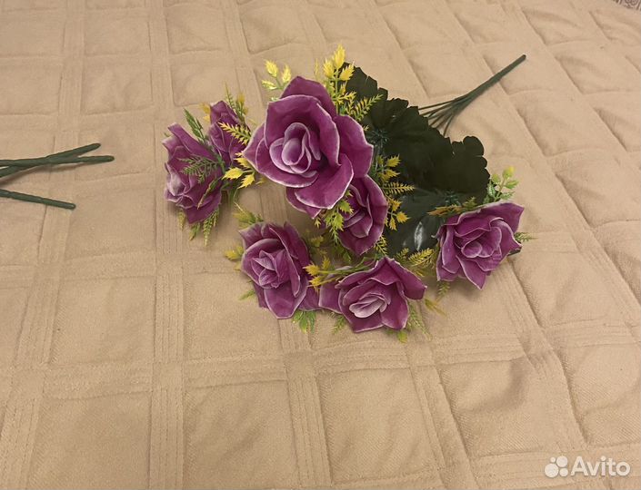 Искусственные цветы на кладбище