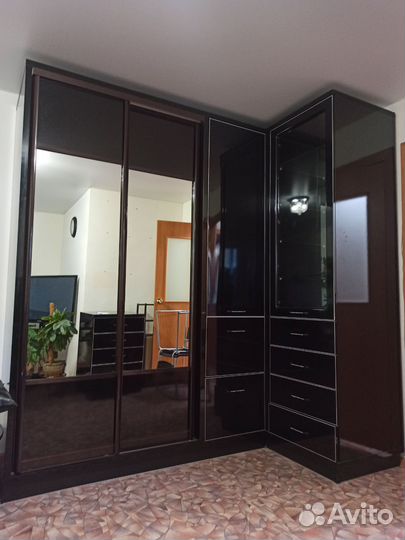 Угловой шкаф с зеркалом