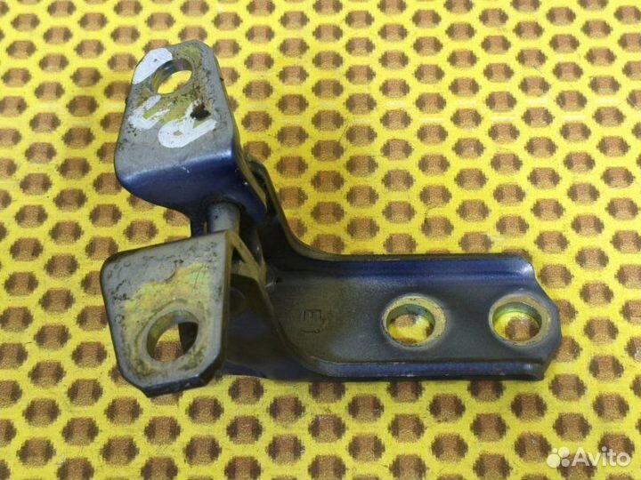 Петля двери передняя верхняя правая Mitsubishi