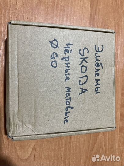 Накладки на эмблемы skoda чёрные (матовые)