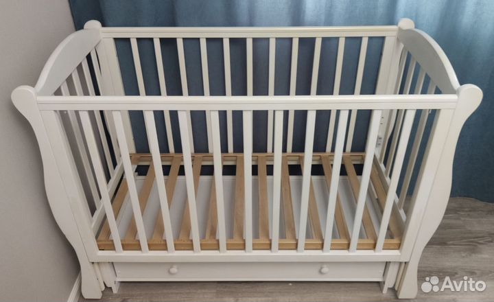Детская кроватка с маятником и ящиком