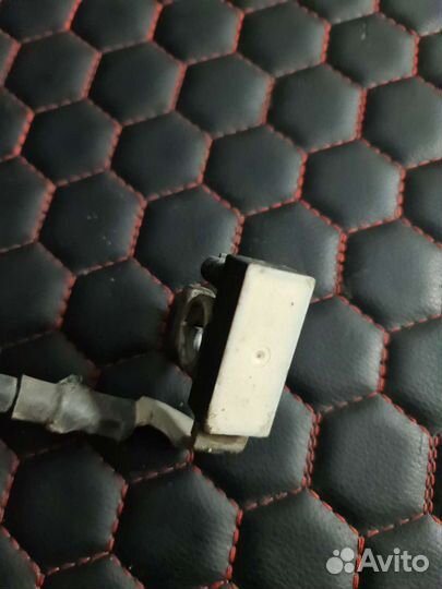 Минусовая клемма Mercedes W221