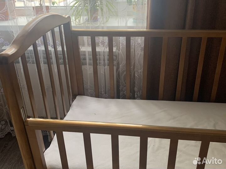 Детская кроватка с маятником и комодом