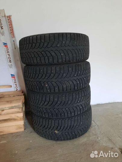 Bridgestone Blizzak Spike-01 215/45 R17 87T