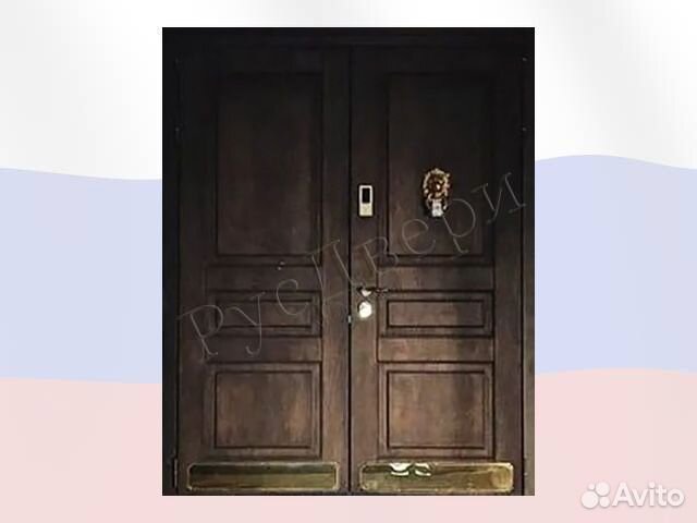 Широкая двустворчатая дверь для частного дома