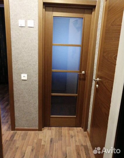 Новая дверь с коробкой и наличниками упаковке