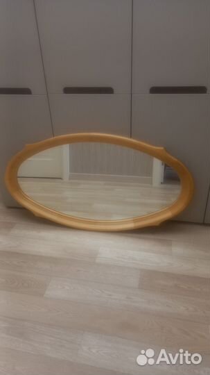 Зеркало в деревянной раме