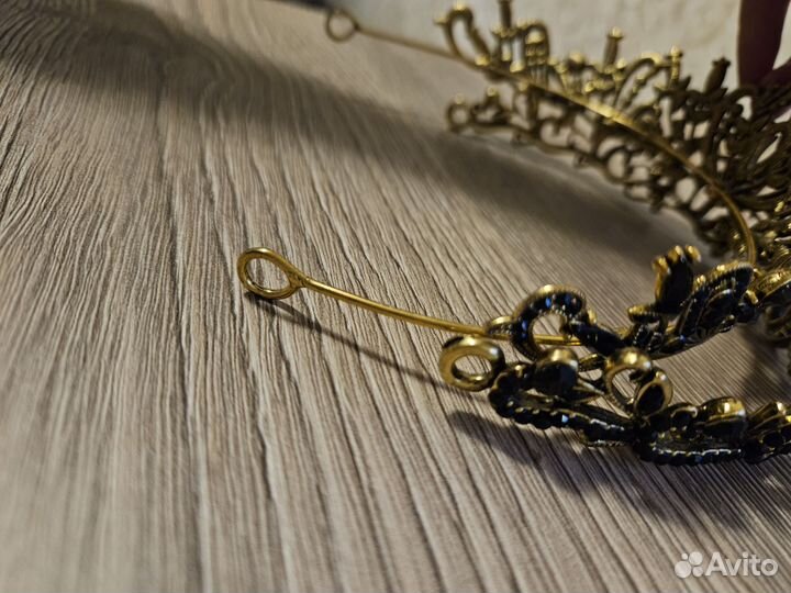 Две тиары(короны) одна с дефектом