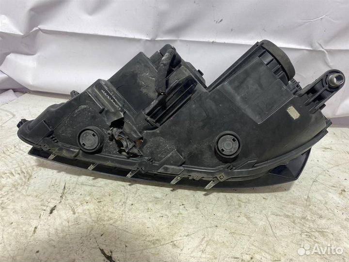 Фара правая VW Passat (B7) 2011