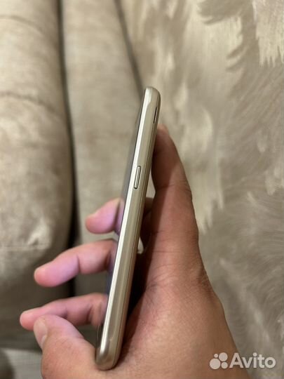 Телефон Samsung Galaxy J1