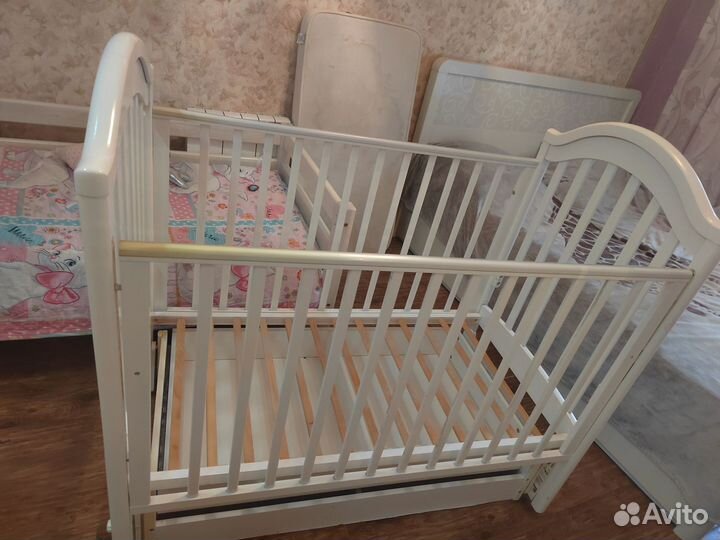 Детская кроватка с продольным маятником