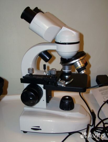 Микроскоп с широкоугольными 10X и 50X окулярами