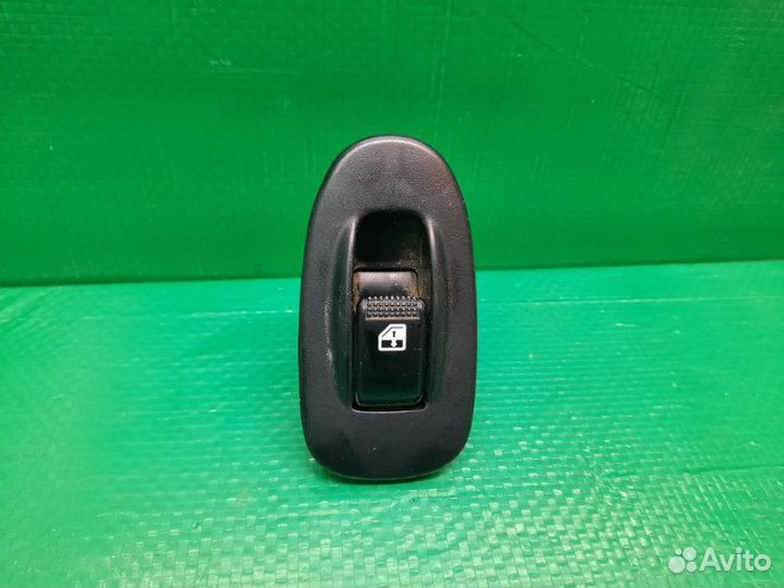 Кнопка стеклоподъемника передняя правая Kia