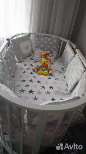 Детская кроватка с маятником