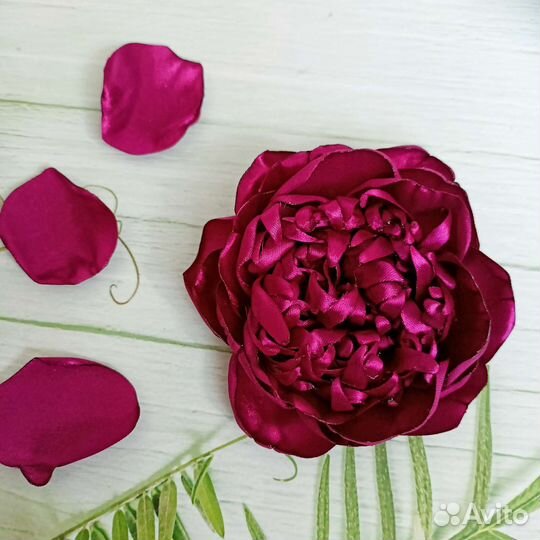 Цветок из атласа на резинке