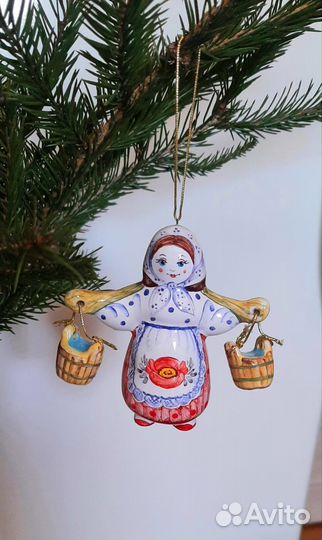 Девочка с коромыслом, ёлочная игрушка, майолика