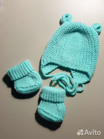 Комплект шапка и пинетки для новорожденного