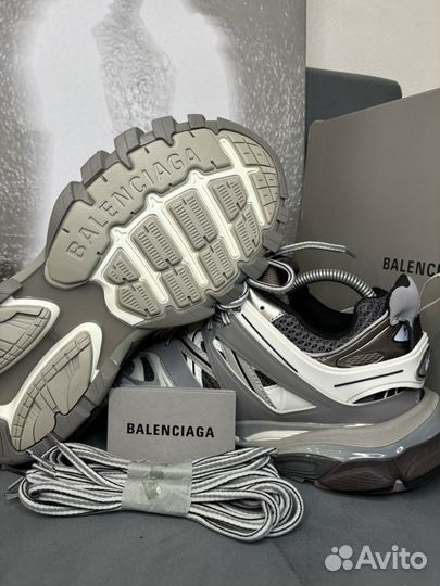 Кроссовки balenciaga track 1 grey на руках