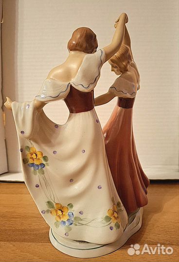 Фарфоровая статуэтка Танцующие девушки royal DUX