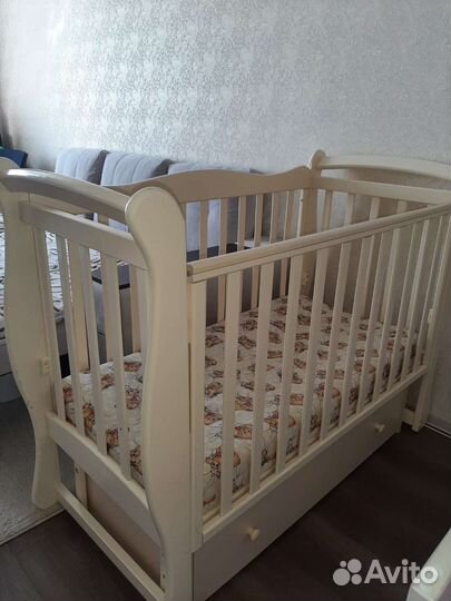 Детская кроватка с маятником и ящиком