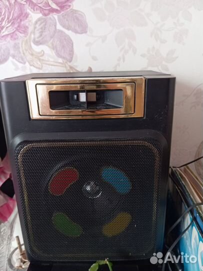 Проигрыватель винила с двумя колонками