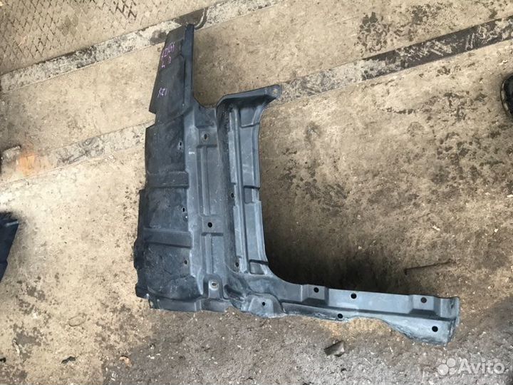 Защита двигателя прав. перед. Toyota Avensis