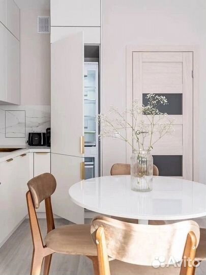 Белая кухня с золотыми ручками