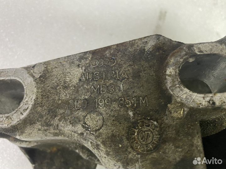 Кронштейн опоры двигателя левый Ауди А4 Б6 8Е