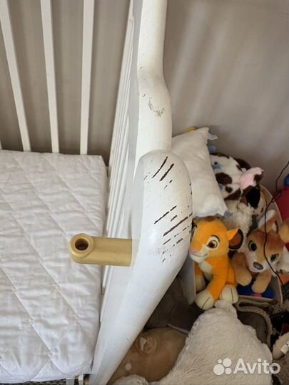 Детская кроватка с маятником и ящиком