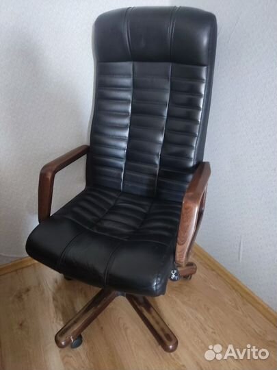 Офисное кресло руководителя