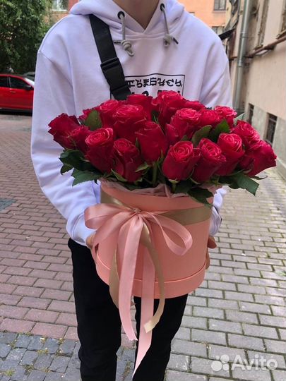 Букет из 45 малиновых роз в шляпной коробке