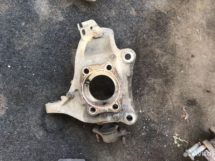 Кулак передний правый Volkswagen Passat B6 B7 Audi