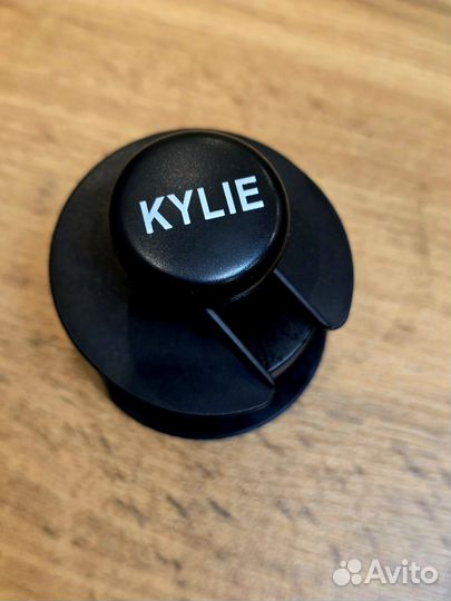 Kylie Кисть для тона travel лимитка Америка ориг