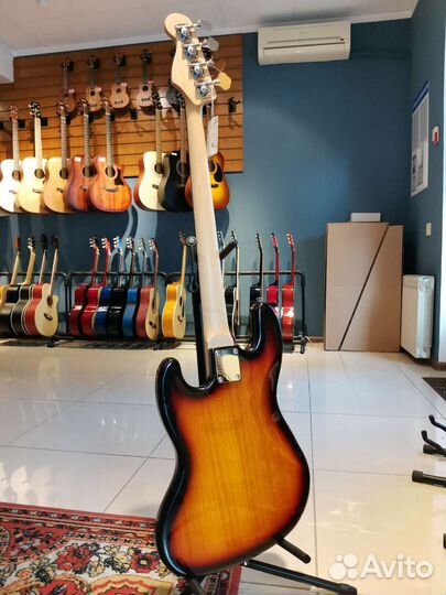 Бас гитара Новая