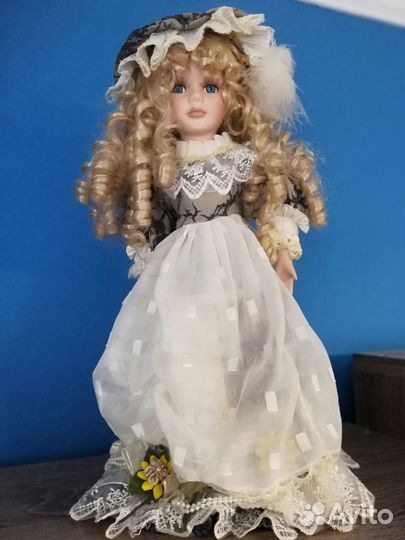 Кукла фарфоровая
