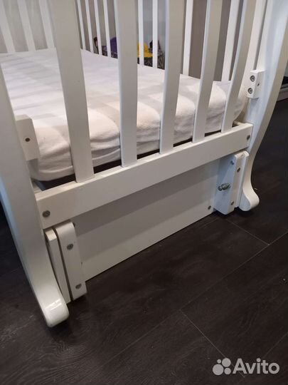 Детская кроватка с продольным маятником