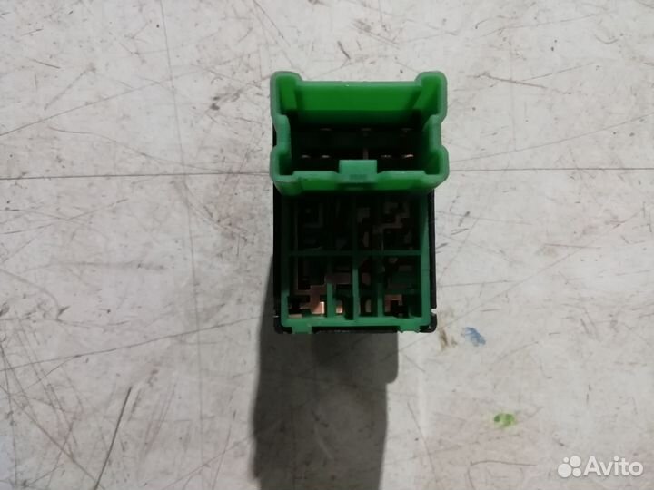 Кнопки переключатели в салоне Nissan Primera P12