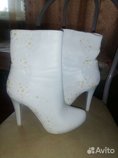 Белые свадебные сапоги