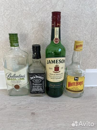 Пустые бутылки из под алкоголя