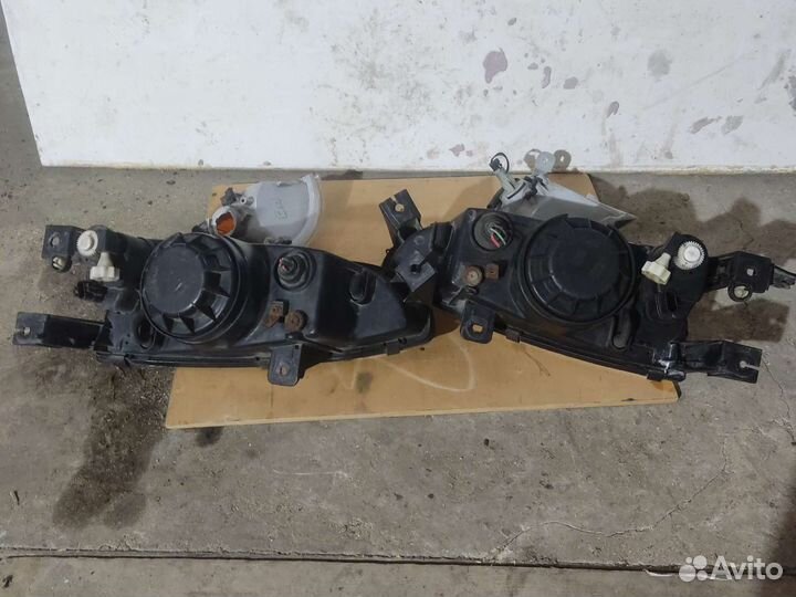 Фары на hyundai lantra 1