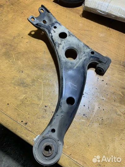 Рычаг подвески передний правый Toyota Corona