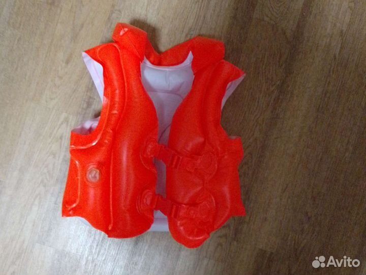 Спасательные жилеты и коралки