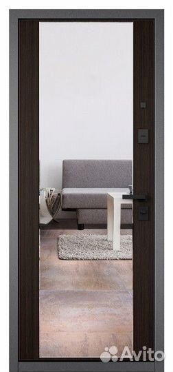 Входная дверь в квартиру с зеркалом